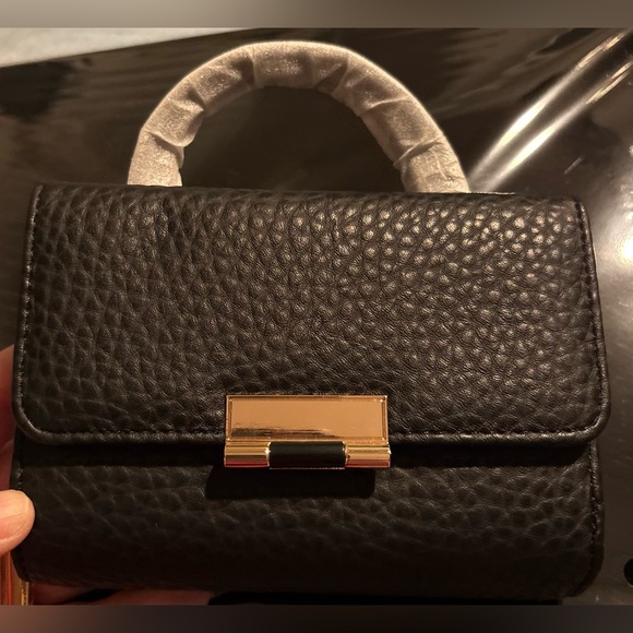 NWT Elegant Black Pebbled Vegan Leather Handbag with Crossbody Strap - Picture 3 of 10